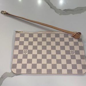 Brand new authentic Louis Vuitton Neverfull MM Clutch In Ivory Damier Azur